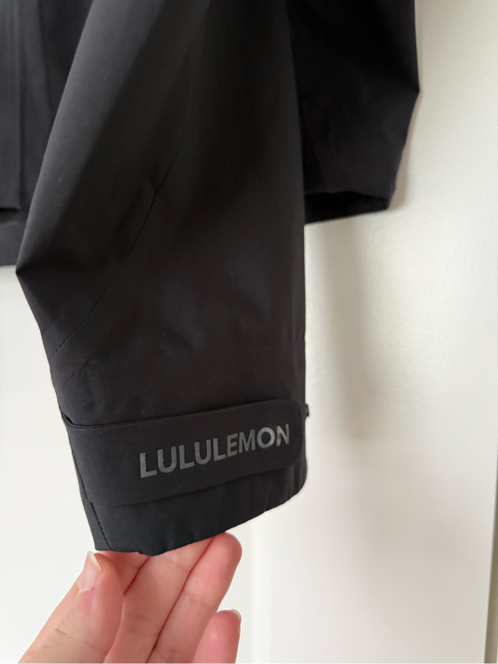 Lululemon Rain Chaser Jacket in Black (US 6) - Picture 7 of 8